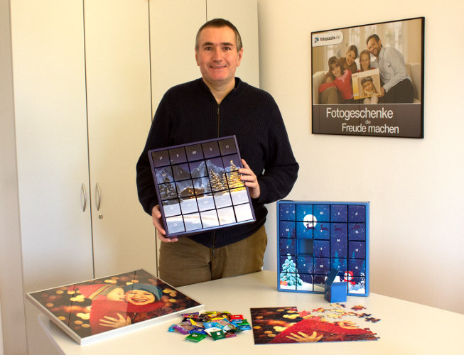 Norbert Weig stellt den Puzzle-Adventskalender vor