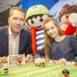 Andreas Koepke, zeigt bei PLAYMOBIL die neuen Fussballspieler mit der innovativen Einhand-Kickfunktion| Copyright: Spielwarenmesse eG / Alex Schelbert