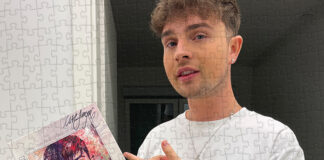 Mike Singer mit einem puzzleYOU-Fotopuzzle beim Kinderhospiz Open Air