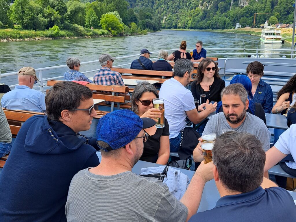 Anstoßen auf den puzzleYOU Betriebsausflug