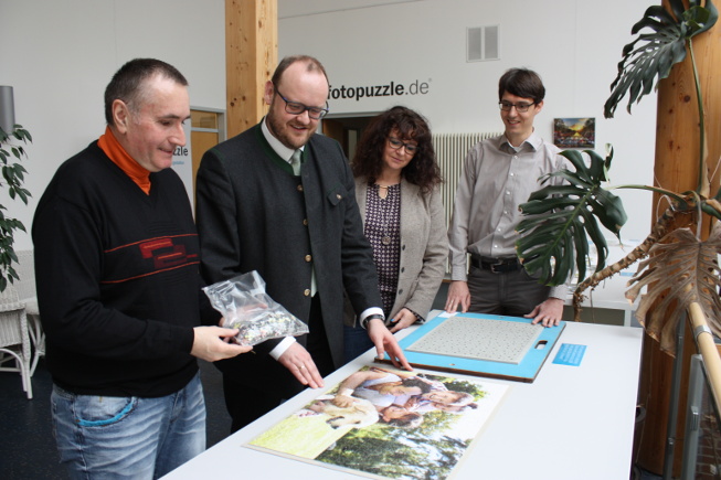 puzzleYOU Gründer Norbert Weig mit Neustadts Landrat Andreas Meier