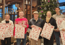 Weihnachtsfreude für Kinder: puzzleYOU unterstützt Charity-Aktion der Weidener Tafel Gutes tun macht glücklich. Die Initiatoren der Weihnachtstüten-Aktion für die Tafel (von links): Karl Wittmann, Ilona Stadler, Stefan Legat, Rainer Sindersberger, Verena Kutzer, Franz Trescher und Juan Vilas.