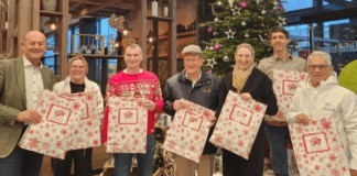 Gutes tun macht glücklich. Die Initiatoren der Weihnachtstüten-Aktion für die Tafel (von links): Karl Wittmann, Ilona Stadler, Stefan Legat, Rainer Sindersberger, Verena Kutzer, Franz Trescher und Juan Vilas.