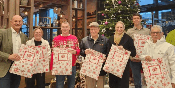 Gutes tun macht glücklich. Die Initiatoren der Weihnachtstüten-Aktion für die Tafel (von links): Karl Wittmann, Ilona Stadler, Stefan Legat, Rainer Sindersberger, Verena Kutzer, Franz Trescher und Juan Vilas.