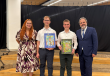 Kreative Ehrung für besondere Leistungen: puzzleYOU bei der Abiturientenverabschiedung in Neustadt/WN
